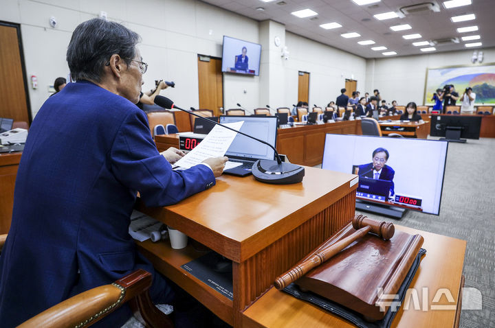 [서울=뉴시스] 정병혁 기자 = 6일 서울 여의도 국회에서 열린 정무위원회 전체회의에 국민의힘 의원들의 자리가 비어있다. 2026.07.06. jhope@newsis.com