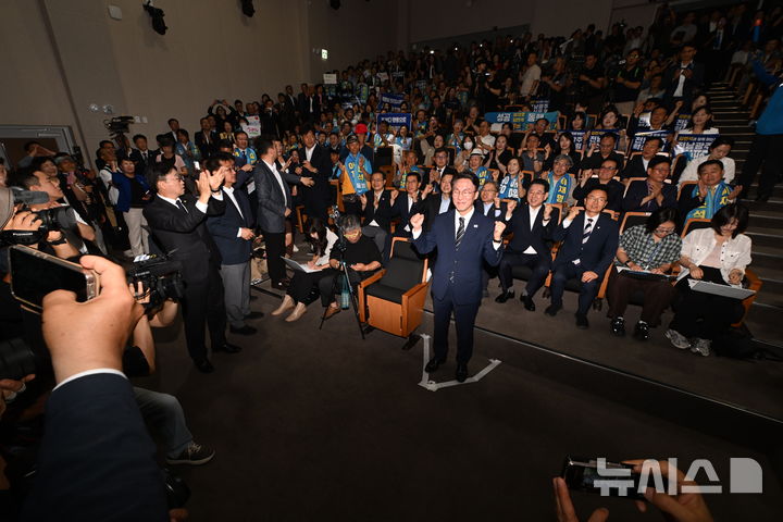 [전남광주=뉴시스] 이영주 기자 = 김민석 전 국무총리가 6일 오전 전남광주 동구 전일빌딩 245에서 더불어민주당 당대표 선거 출마 선언을 하고 있다. 2026.07.06. leeyj2578@newsis.com