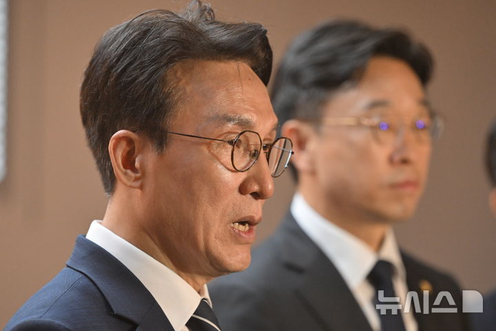 [전남광주=뉴시스] 이영주 기자 = 김민석 전 국무총리가 6일 오전 전남광주 동구 전일빌딩245에서 더불어민주당 당대표 선거 출마 선언을 마친 뒤 취재진에게 백브리핑을 하고 있다. 2026.07.06. leeyj2578@newsis.com