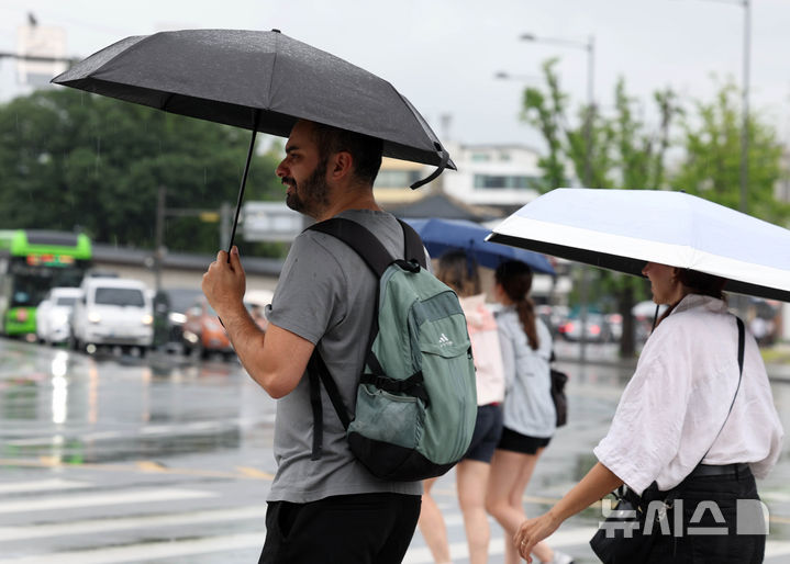 [서울=뉴시스] 조수정 기자 = 전국 대부분 지역에 비가 예보된 지난 6일 오전 서울 종로구 광화문 인근에서 관광객들이 우산을 들고 걸어가고 있다. 2026.07.06. chocrystal@newsis.com