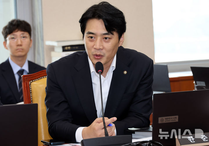 [서울=뉴시스] 최진석 기자 = 한준호 더불어민주당 의원이 6일 여의도 국회에서 열린 과학기술정보방송통신위원회 전체회의에서 발언하고 있다. 2026.07.06. myjs@newsis.com