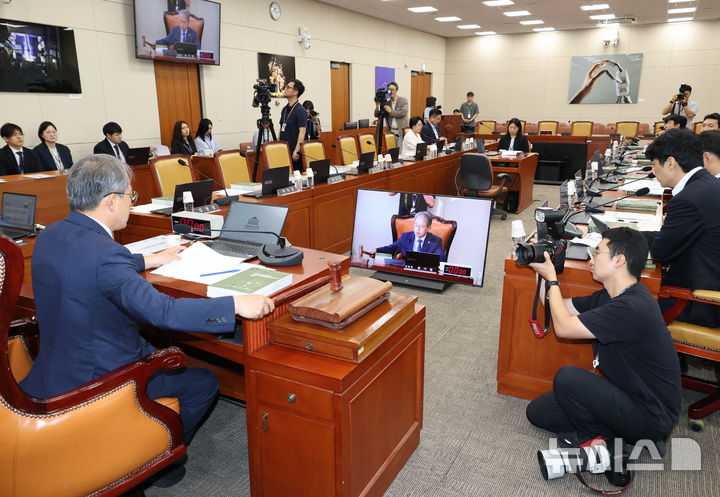 [서울=뉴시스] 최진석 기자 = 송기헌 위원장이 6일 여의도 국회에서 열린 과학기술정보방송통신위원회 전체회의에서 의사봉을 두드리고 있다. 2026.07.06. myjs@newsis.com