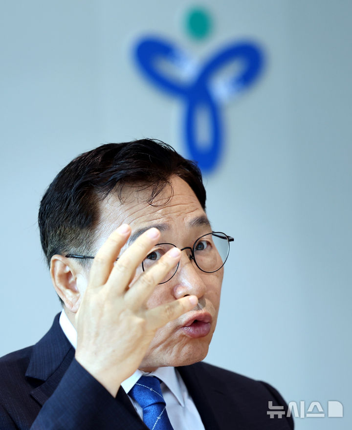 뉴시스와 인터뷰 하는 정근식 서울시교육감