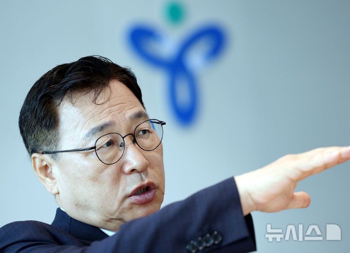 [서울=뉴시스] 박영태 기자 = 정근식 서울시교육감이 6일 오전 서울 용산구 서울시교육청에서 뉴시스와 인터뷰를 하고 있다. 2026.07.06. since1999@newsis.com