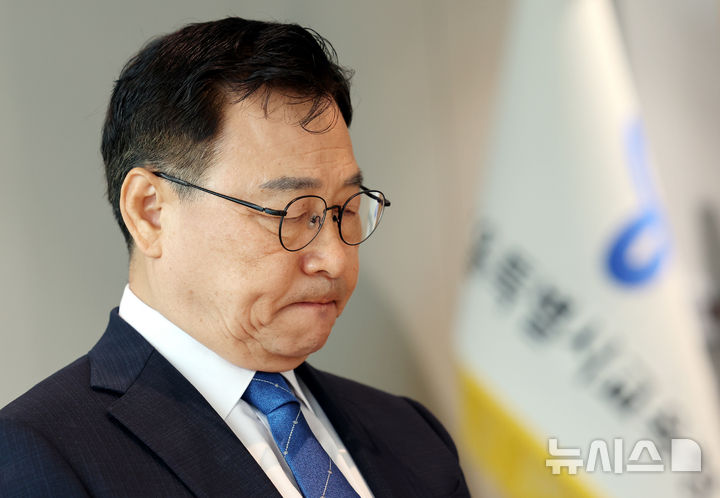 굳은 표정 짓는 정근식 교육감