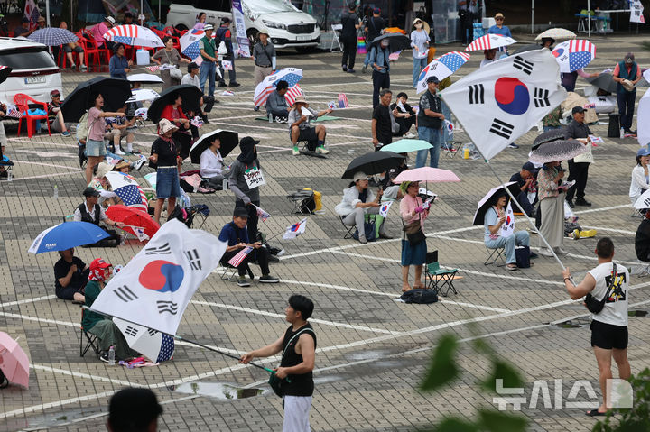 [서울=뉴시스] 권창회 기자 = 투표용지 부족 사태에 항의하는 개표소 봉쇄 시위가 1달 넘게 이어지고 있는 지난 6일 오후 서울 송파구 올림픽공원 핸드볼경기장 앞에서 참가자들이 구호를 외치고 있다. 2026.07.06. kch0523@newsis.com