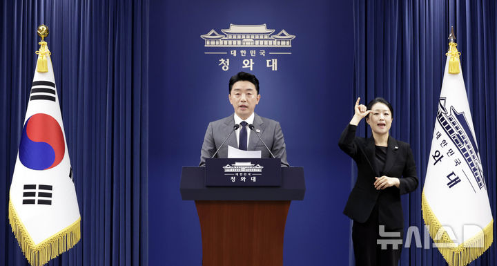 [서울=뉴시스] 최동준 기자 = 강훈식 비서실장이 6일 청와대에서 메가프로젝트 민관합동 점검회의 결과 브리핑을 하고 있다. 2026.07.06. photocdj@newsis.com