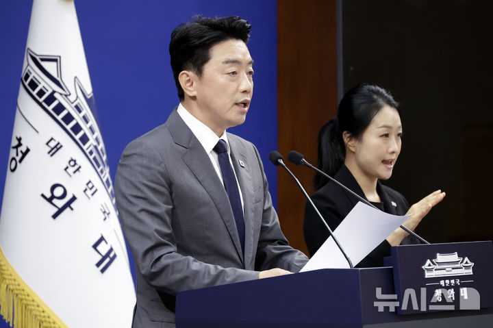 [서울=뉴시스] 최동준 기자 = 강훈식 비서실장이 6일 청와대에서 메가프로젝트 민관합동 점검회의 결과 브리핑을 하고 있다. 2026.07.06. photocdj@newsis.com