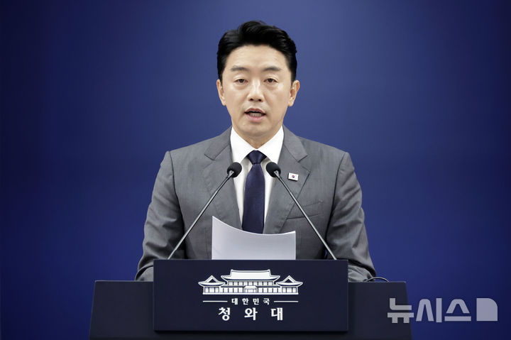 [서울=뉴시스] 최동준 기자 = 강훈식 비서실장이 6일 청와대에서 메가프로젝트 민관합동 점검회의 결과 브리핑을 하고 있다. 2026.07.06. photocdj@newsis.com