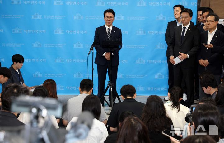 [서울=뉴시스] 고범준 기자 = 김민석 전 국무총리가 6일 서울 여의도 국회 소통관에서 더불어민주당 당대표 출마 선언 기자회견을 마치고 취재진 질문에 답하고 있다. 2026.07.06. bjko@newsis.com