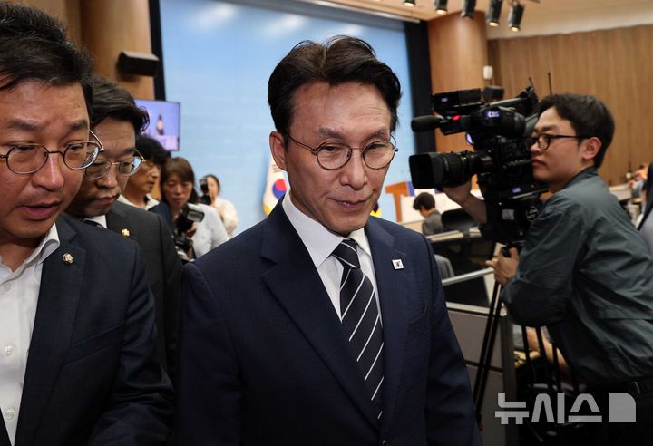 [서울=뉴시스] 고범준 기자 = 김민석 전 국무총리가 6일 서울 여의도 국회 소통관에서 더불어민주당 당대표 출마 선언 기자회견을 마치고 이동하고 있다. 2026.07.06. bjko@newsis.com