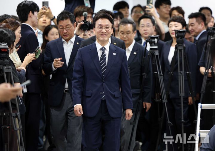[서울=뉴시스] 고범준 기자 = 김민석 전 국무총리가 6일 서울 여의도 국회 소통관에서 더불어민주당 당대표 출마 선언 기자회견을 하기 위해 입장하고 있다. 2026.07.06. bjko@newsis.com