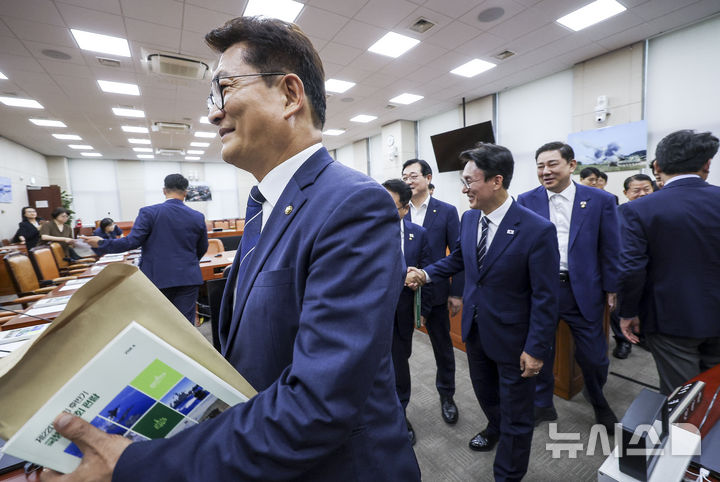 [서울=뉴시스] 정병혁 기자 = 송영길 더불어민주당 의원과 김민석 의원이 6일 서울 여의도 국회에서 열린 국방위원회 전체회의를 마친 뒤 이동하며 소속 의원들과 인사하를 하고 있다. 2026.07.06. jhope@newsis.com