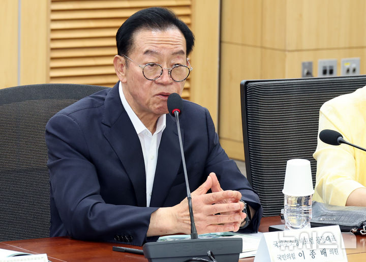 [서울=뉴시스] 최진석 기자 = 국회수소경제포럼 공동대표인 이종배 국민의힘 의원이 6일 여의도 국회의원회관에서 청정수소 시장의 선순환, 공급과 수요를 어떻게 함께 키울 것인가?를 주제로 진행된 국회수소경제포럼 간담회에서 발언하고 있다. 2026.07.06. myjs@newsis.com