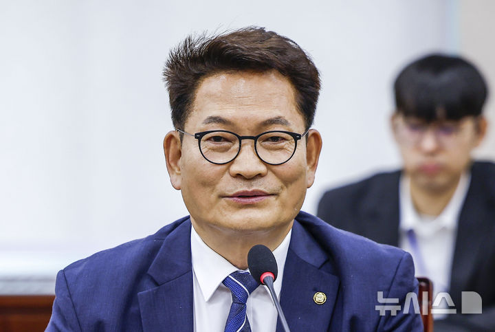[서울=뉴시스] 정병혁 기자 = 송영길 더불어민주당 의원이 6일 서울 여의도 국회에서 열린 국방위원회 전체회의에서 인사말을 하고 있다. 2026.07.06. jhope@newsis.com