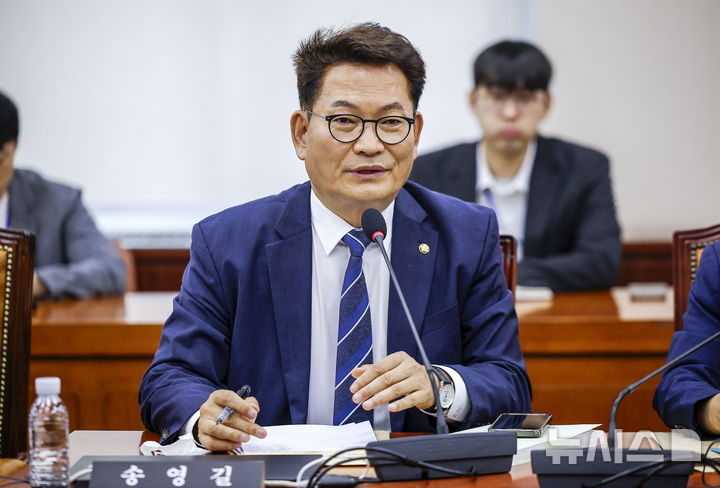 [서울=뉴시스] 정병혁 기자 = 송영길 더불어민주당 의원이 6일 서울 여의도 국회에서 열린 국방위원회 전체회의에서 인사말을 하고 있다. 2026.07.06. jhope@newsis.com