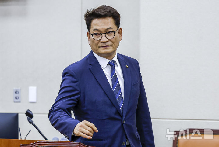 [서울=뉴시스] 정병혁 기자 = 송영길 더불어민주당 의원이 지난 6일 서울 여의도 국회에서 열린 국방위원회 전체회의에 참석하고 있다. 2026.07.06. jhope@newsis.com
