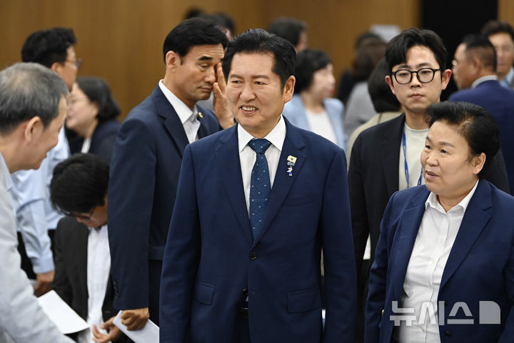 [수원=뉴시스] 김종택 기자 = 정청래 전 더불어민주당 대표가 6일 경기 수원시 경기도의회에서 열린 더불어민주당 의원총회에 참석하고 있다. 2026.07.06. jtk@newsis.com