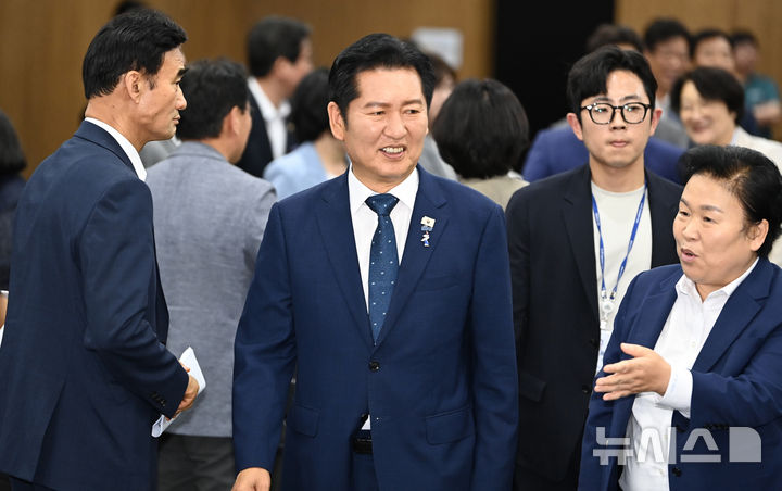 [수원=뉴시스] 김종택 기자 = 정청래 전 더불어민주당 대표가 6일 경기 수원시 경기도의회에서 열린 더불어민주당 의원총회에 참석하고 있다. 2026.07.06. jtk@newsis.com