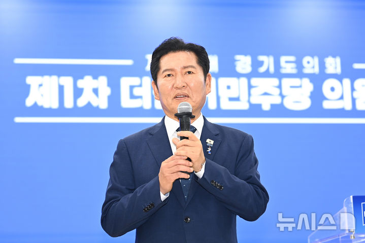 [수원=뉴시스] 김종택 기자 = 정청래 전 더불어민주당 대표가 6일 경기 수원시 경기도의회에서 열린 더불어민주당 의원총회에 참석해 인사말을 하고 있다. 2026.07.06. jtk@newsis.com