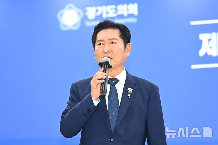 [수원=뉴시스] 김종택 기자 = 정청래 전 더불어민주당 대표가 지난 6일 경기 수원시 경기도의회에서 열린 더불어민주당 의원총회에 참석해 인사말을 하고 있다. 2026.07.06. jtk@newsis.com