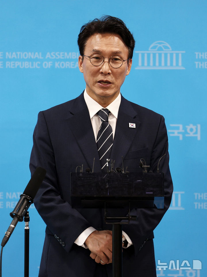 [서울=뉴시스] 고범준 기자 = 김민석 전 국무총리가 6일 서울 여의도 국회 소통관에서 더불어민주당 당대표 출마 선언 기자회견을 마치고 취재진 질문에 답하고 있다. 2026.07.06. bjko@newsis.com