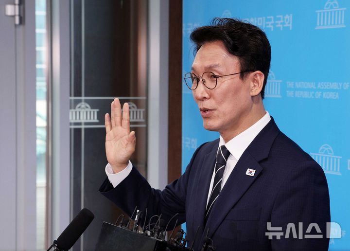 [서울=뉴시스] 고범준 기자 = 김민석 전 국무총리가 6일 서울 여의도 국회 소통관에서 더불어민주당 당대표 출마 선언 기자회견을 마치고 취재진 질문을 받고 있다. 2026.07.06. bjko@newsis.com