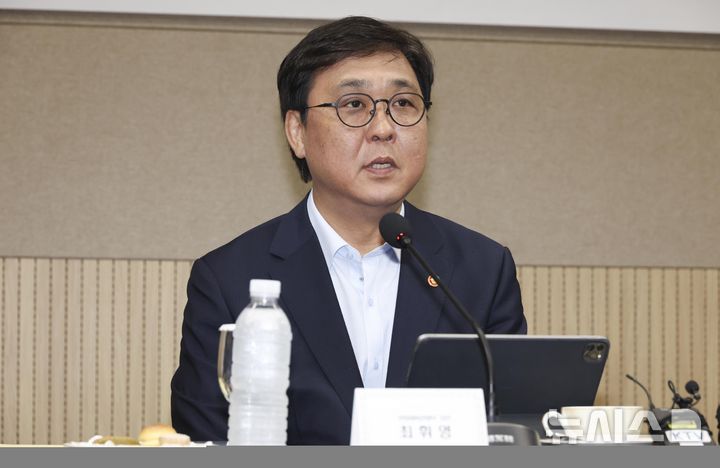 [서울=뉴시스] 권창회 기자 = 최휘영 K-축구 혁신위원회 공동위원장이 6일 오후 서울 송파구 올림픽파크텔에서 열린 K-축구혁신위원회 출범식에서 발언하고 있다. (공동취재) 2026.07.06. photo@newsis.com
