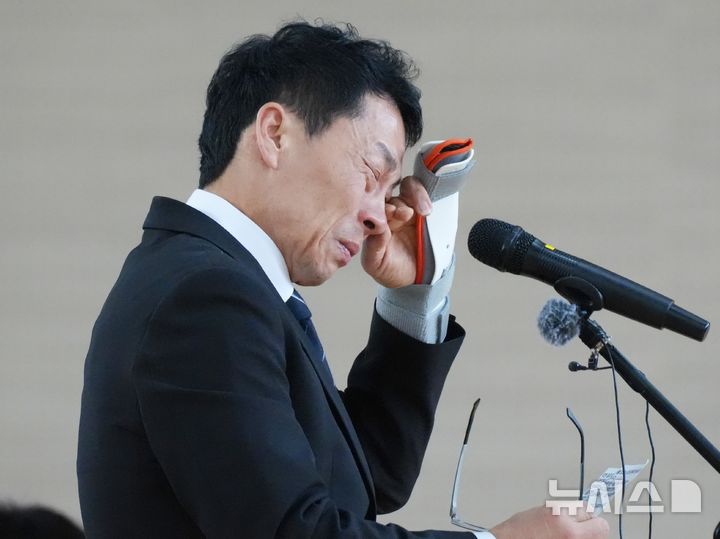 [전남광주=뉴시스] 이영주 기자 = 이효준 서울 배재고등학교 교장이 6일 오후 전남광주통합특별시 북구 광주제일고등학교를 찾아 '스벅 가자' 사태에 대한 사과문을 읽다가 눈물을 닦고 있다. 2026.07.06. leeyj2578@newsis.com