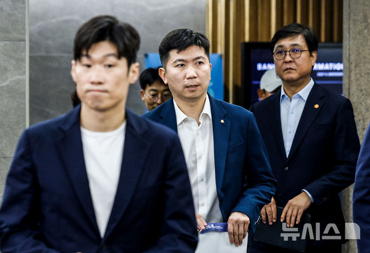 [서울=뉴시스] 권창회 기자 = 박지성 K-축구 혁신위원회 공동위원장과 유승민 대한체육회장이 6일 오후 서울 송파구 올림픽파크텔에서 열린 K-축구혁신위원회 출범식에 참석하고 있다. (공동취재) 2026.07.06. photo@newsis.com