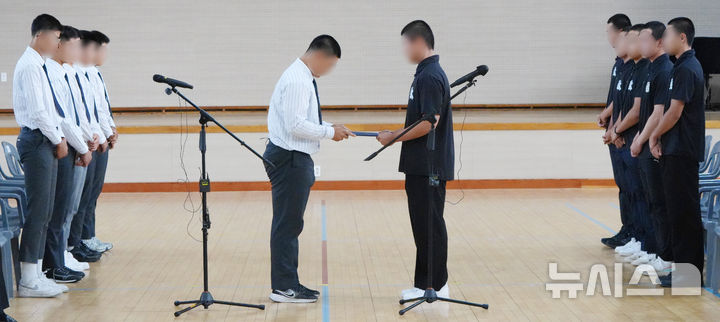 [전남광주=뉴시스] 이영주 기자 = 서울 배재고등학교 야구부 주장(왼쪽)이 6일 오후 전남광주통합특별시 북구 광주제일고등학교를 찾아 제일고 야구부 주장에게 사과문을 전달한 후 악수를 하고 있다. 2026.07.06. leeyj2578@newsis.com