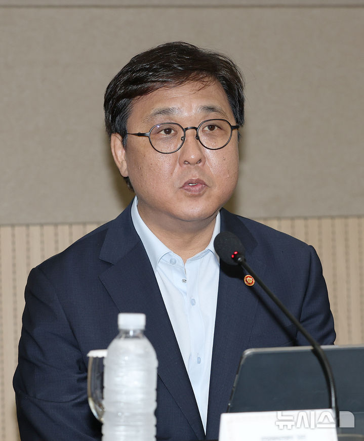 [서울=뉴시스] 권창회 기자 = 최휘영 K-축구 혁신위원회 공동위원장이 6일 오후 서울 송파구 올림픽파크텔에서 열린 K-축구혁신위원회 출범식에서 발언하고 있다. (공동취재) 2026.07.06. photo@newsis.com