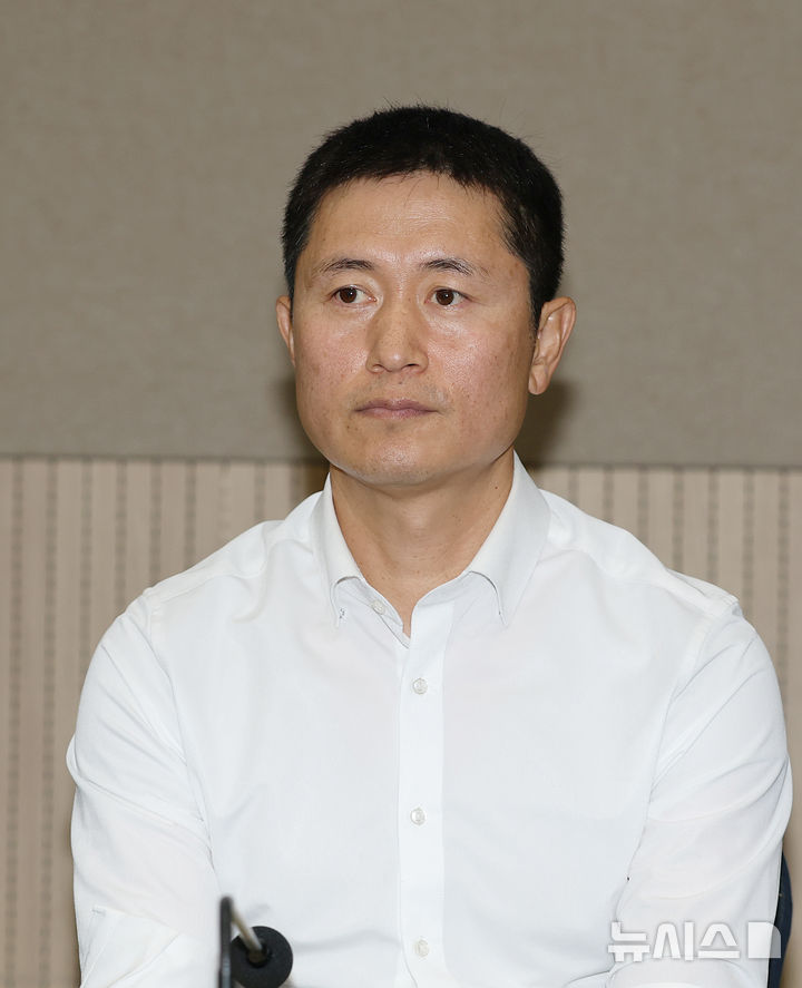 [서울=뉴시스] 권창회 기자 = 이영표 KBS 축구 해설위원이 6일 오후 서울 송파구 올림픽파크텔에서 열린 K-축구혁신위원회 출범식에서 자리하고 있다. (공동취재) 2026.07.06. photo@newsis.com