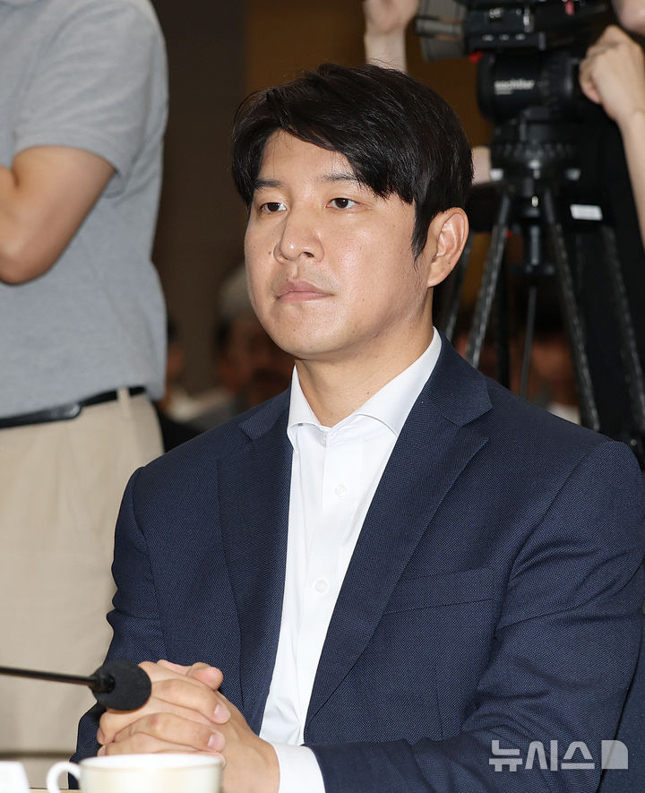 [서울=뉴시스] 권창회 기자 = 박주호 전 축구선수가 6일 오후 서울 송파구 올림픽파크텔에서 열린 K-축구혁신위원회 출범식에 참석해 자리하고 있다. (공동취재) 2026.07.06. photo@newsis.com