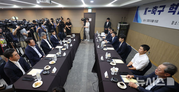 [서울=뉴시스] 권창회 기자 = 박지성 K-축구 혁신위원회 공동위원장이 6일 오후 서울 송파구 올림픽파크텔에서 열린 K-축구혁신위원회 출범식에서 발언하고 있다. (공동취재) 2026.07.06. photo@newsis.com