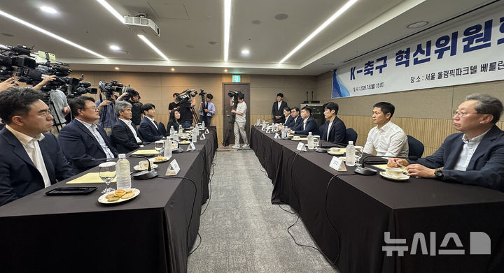[서울=뉴시스] 권창회 기자 = 박지성 K-축구 혁신위원회 공동위원장이 6일 오후 서울 송파구 올림픽파크텔에서 열린 K-축구혁신위원회 출범식에서 발언하고 있다. (공동취재) 2026.07.06. photo@newsis.com