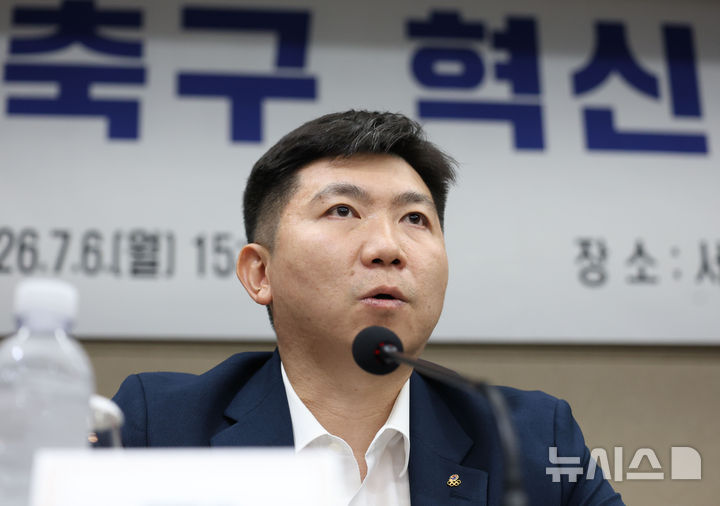 [서울=뉴시스] 권창회 기자 = 유승민 대한체육회장이 6일 오후 서울 송파구 올림픽파크텔에서 열린 K-축구혁신위원회 출범식에서 발언하고 있다. (공동취재) 2026.07.06. photo@newsis.com