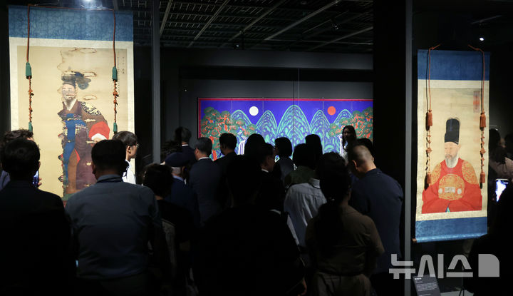  [부산=뉴시스] 하경민 기자 = 제48차 유네스코 세계유산위원회 부산 개최를 기념한 특별기획전 '조선의 기록과 문화, 만세(萬世)에 전하노니' 개막식이 열린 6일 부산 남구 부산박물관에서 관람객들이 철종 어진(왼쪽)과 영조 어진을 둘러보고 있다. 오는 7일부터 8월30일까지 열리는 이번 전시에서는 조선왕조실록 4대 사고본의 동시에 전시되는 등 유네스코 세계기록유산 33점과 지정문화유산 80여점 등 약 200점의 문화유산이 공개된다. 2026.07.06. yulnetphoto@newsis.com