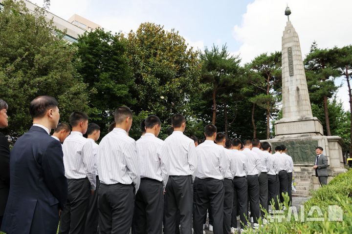 [전남광주=뉴시스] 이영주 기자 = 지역 비하 성격을 가진 응원 구호를 외쳐 논란을 일으킨 서울 배재고등학교 야구부가 6일 전남광주특별시 광주제일고등학교를 찾아 사과한 뒤 광주학생독립운동기념탑을 참배하고 있다. 2026.07.06. leeyj2578@newsis.com