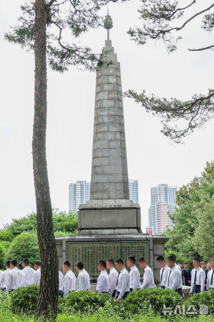 [전남광주=뉴시스] 이영주 기자 = 지역 비하 성격을 가진 응원 구호를 외쳐 논란을 일으킨 서울 배재고등학교 야구부가 6일 전남광주특별시 광주제일고등학교를 찾아 사과한 뒤 광주학생독립운동기념탑을 참배하고 있다. 2026.07.06. leeyj2578@newsis.com