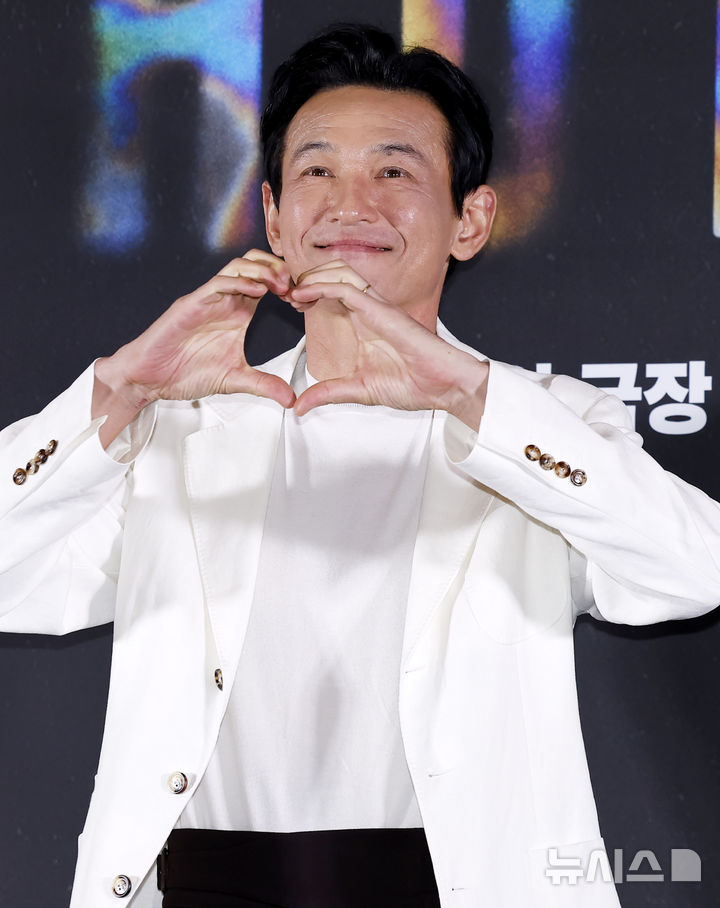 [서울=뉴시스] 김혜진 기자 = 배우 황정민이 6일 오후 서울 강남구 메가박스 코엑스에서 열린 영화 '호프'(감독 나홍진) 언론시사회에서 포즈를 취하고 있다. '추격자', '황해', '곡성'을 연출한 나홍진 감독의 신작인 '호프'는 고립된 마을 호포항에 미지의 존재가 찾아오면서 벌어지는 격돌을 그린 SF 서사 블록버스터다. 지난 제79회 칸 국제영화제 월드 프리미어 상영 직후 약 7분간의 기립박수를 받으며 반응을 이끌어냈다. 배우 황정민, 조인성, 정호연 등이 출연하며 오는 15일 개봉한다. 2026.07.06. jini@newsis.com