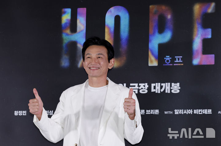 [서울=뉴시스] 김혜진 기자 = 배우 황정민이 6일 오후 서울 강남구 메가박스 코엑스에서 열린 영화 '호프'(감독 나홍진) 언론시사회에서 포즈를 취하고 있다. 2026.07.06. jini@newsis.com