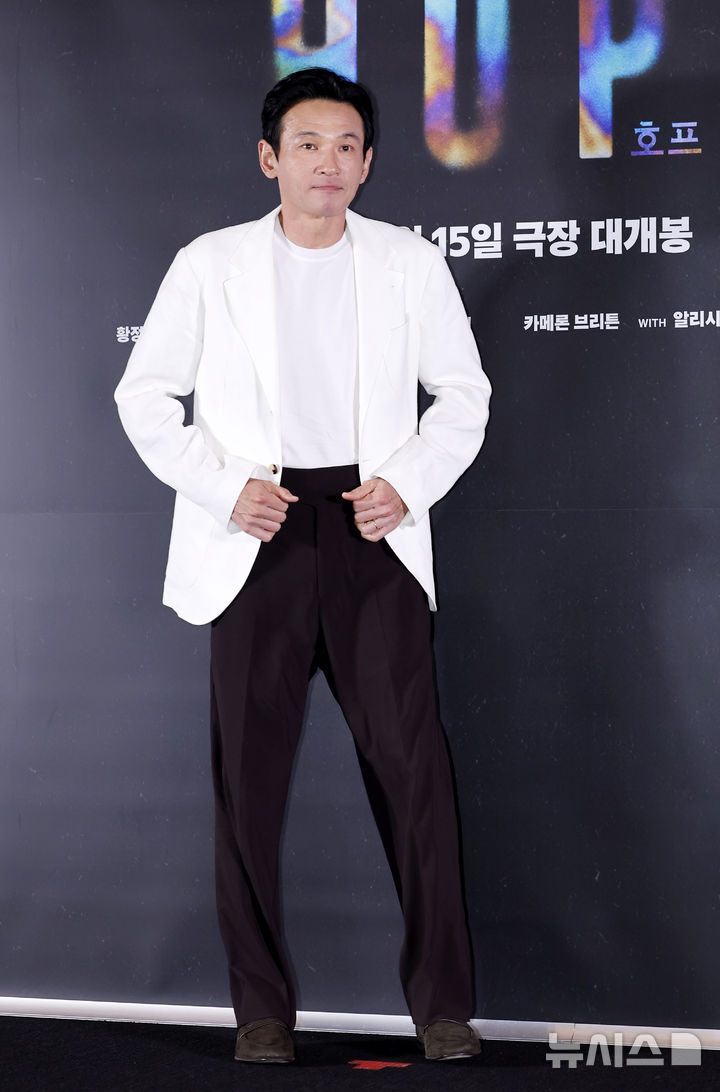 [서울=뉴시스] 김혜진 기자 = 배우 황정민이 6일 오후 서울 강남구 메가박스 코엑스에서 열린 영화 '호프'(감독 나홍진) 언론시사회에서 포즈를 취하고 있다.'추격자', '황해', '곡성'을 연출한 나홍진 감독의 신작인 '호프'는 고립된 마을 호포항에 미지의 존재가 찾아오면서 벌어지는 격돌을 그린 SF 서사 블록버스터다. 지난 제79회 칸 국제영화제 월드 프리미어 상영 직후 약 7분간의 기립박수를 받으며 반응을 이끌어냈다. 배우 황정민, 조인성, 정호연 등이 출연하며 오는 15일 개봉한다. 2026.07.06. jini@newsis.com