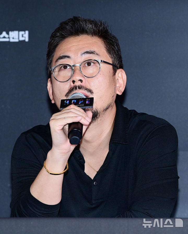 [서울=뉴시스] 김혜진 기자 = 나홍진 감독이 6일 오후 서울 강남구 메가박스 코엑스에서 열린 영화 '호프'(감독 나홍진) 언론시사회에서 인사말을 하고 있다. '추격자', '황해', '곡성'을 연출한 나홍진 감독의 신작인 '호프'는 고립된 마을 호포항에 미지의 존재가 찾아오면서 벌어지는 격돌을 그린 SF 서사 블록버스터다. 지난 제79회 칸 국제영화제 월드 프리미어 상영 직후 약 7분간의 기립박수를 받으며 반응을 이끌어냈다. 배우 황정민, 조인성, 정호연 등이 출연하며 오는 15일 개봉한다. 2026.07.06. jini@newsis.com