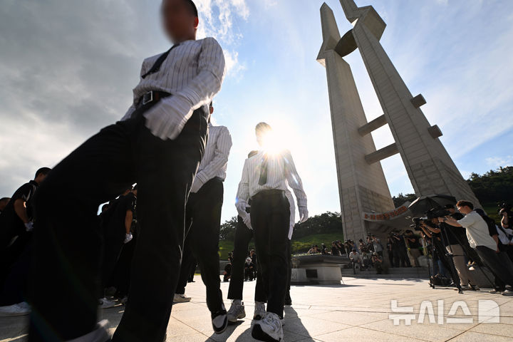 [전남광주=뉴시스] 이영주 기자 = 서울 배재고 야구부원들이 광주제일고로 사과 방문을 온 6일 오후 배재고 야구부원들이 전남광주 북구 운정동 국립5·18민주묘지를 찾아 참배하고 있다. 2026.07.06. leeyj2578@newsis.com