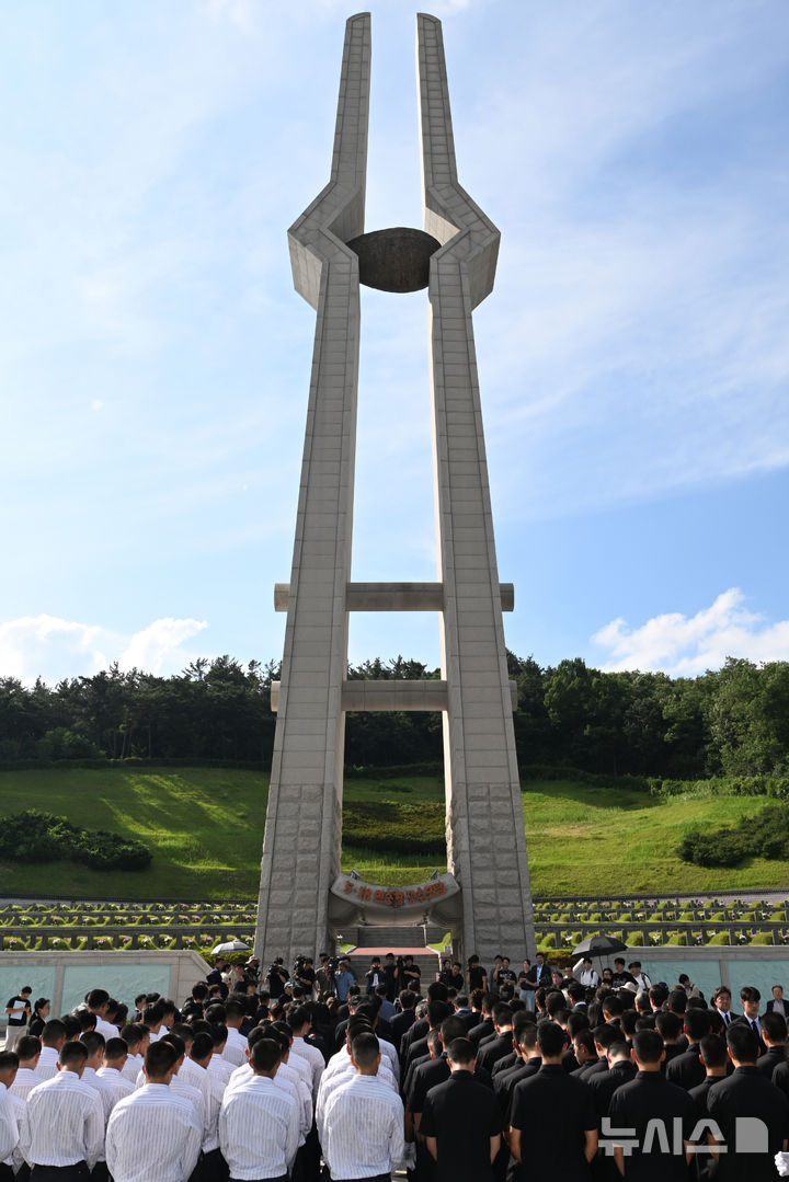 [전남광주=뉴시스] 이영주 기자 = 서울 배재고 야구부원들이 광주제일고로 사과 방문을 온 6일 오후 광주 북구 운정동 국립5·18민주묘지에서 배재고 야구부원(오른쪽)들과 광주제일고 야구부원들이 추념탑을 향해 참배하고 있다. 2026.07.06. leeyj2578@newsis.com