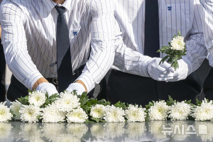 [전남광주=뉴시스] 이영주 기자 = 서울 배재고등학교 야구부가 6일 오후 전남광주 북구 운정동 국립5·18민주묘지에서 오월 영령을 향해 헌화하고 있다. (공동취재). 2026.07.06. photo@newsis.com