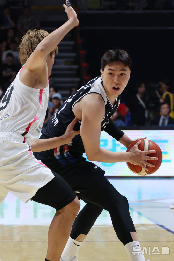 [고양=뉴시스] 고승민 기자 = 6일 경기 고양시 소노아레나에서 열린 2027 국제농구연맹(FIBA) 월드컵 아시아 예선 1라운드 최종 6차전 대한민국 대 일본 경기, 한국 이우석이 돌파를 시도하고 있다. 2026.07.06. kkssmm99@newsis.com