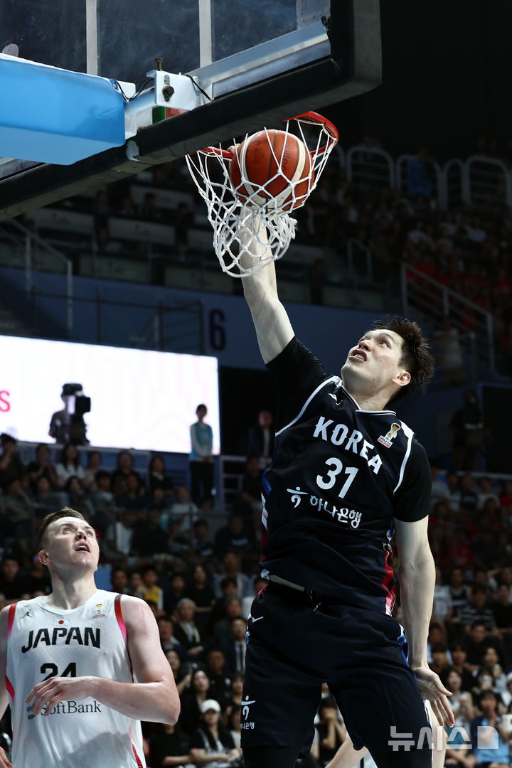 [고양=뉴시스] 고승민 기자 = 6일 경기 고양시 소노아레나에서 열린 2027 국제농구연맹(FIBA) 월드컵 아시아 예선 1라운드 최종 6차전 대한민국 대 일본 경기, 한국 장재석이 슬램 덩크를 하고 있다. 2026.07.06. kkssmm99@newsis.com