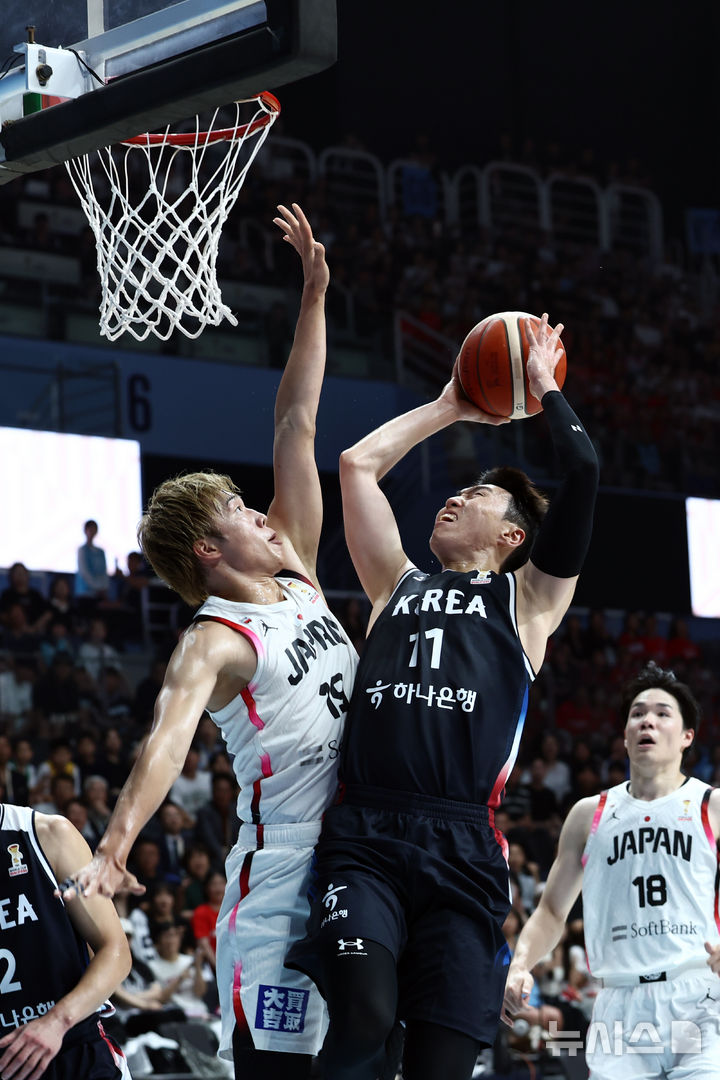 [고양=뉴시스] 고승민 기자 = 6일 경기 고양시 소노아레나에서 열린 2027 국제농구연맹(FIBA) 월드컵 아시아 예선 1라운드 최종 6차전 대한민국 대 일본 경기, 한국 이우석이 골밑슛을 시도하고 있다. 2026.07.06. kkssmm99@newsis.com